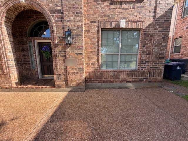 Brick entryway and concrete porch after softwashing