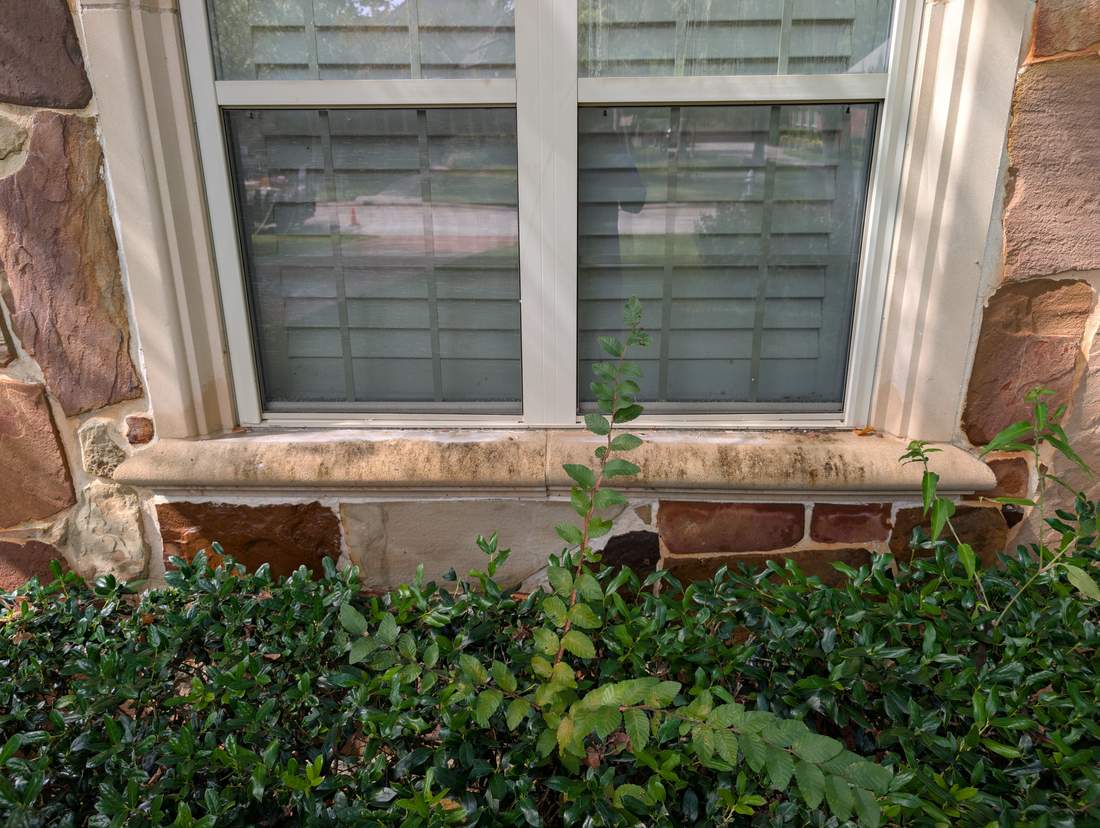 Stone window sill before softwashing